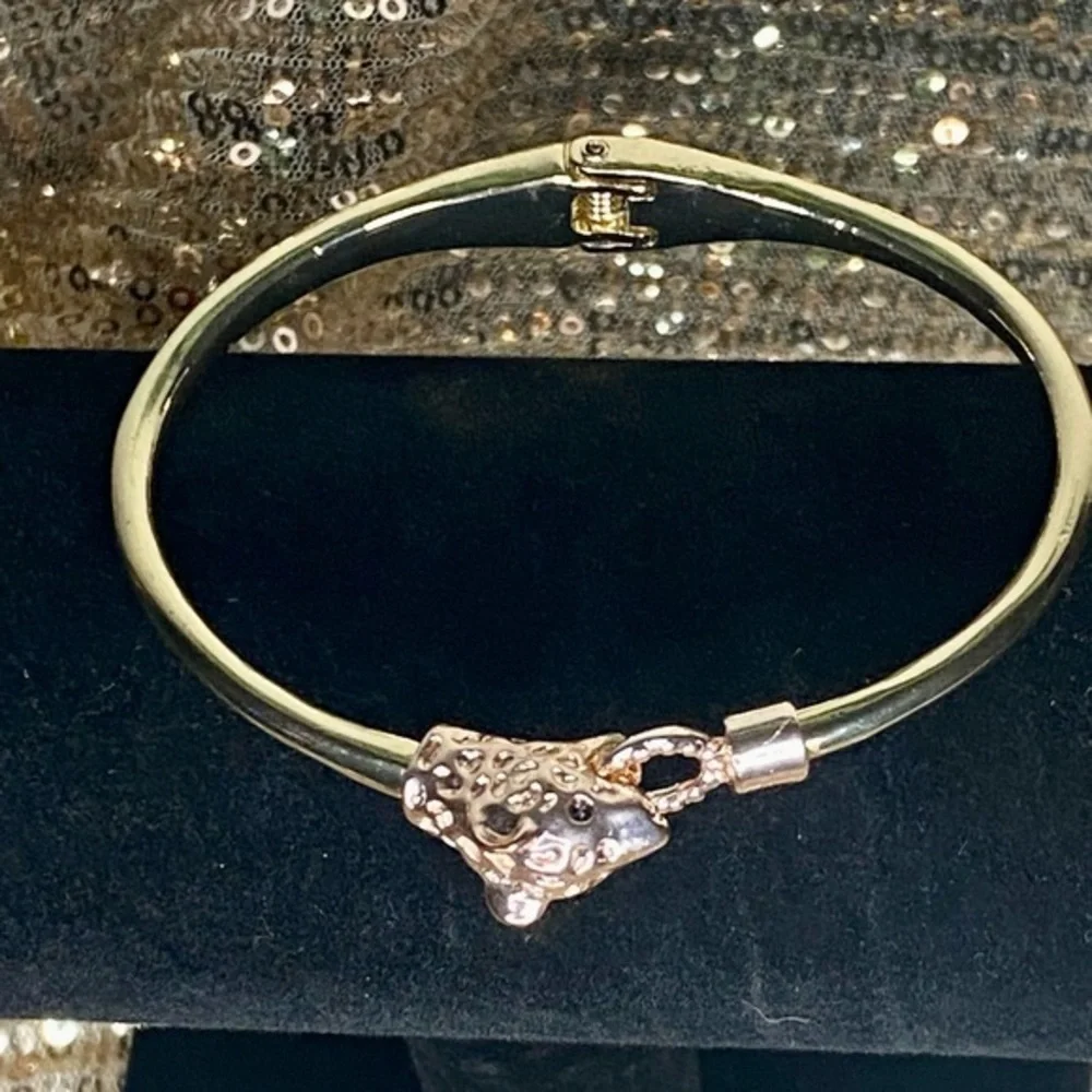 🌸Cheetah clasp bangle bracelet 💖